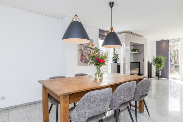 Foto - Verkocht onder voorbehoud: Verrassend ruime en instapklare gezinswoning met diepe zonnige tuin in Hoensbroek
